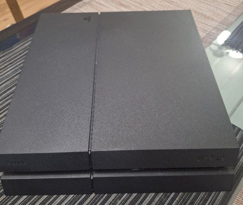 Продавам Плейстейшън 4