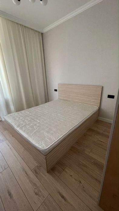Продам двуспальную кровать с матрасом