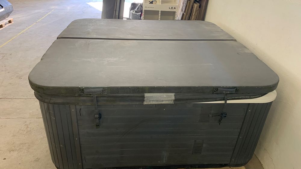 Whirlpool-Jacuzzi exterior 5 persoane stare excepțională !