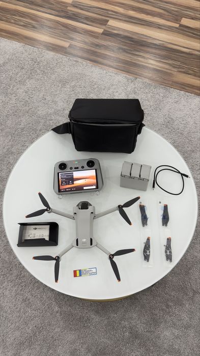Vând dronă DJI Mini 3 Pro Fly More Combo impecabilă