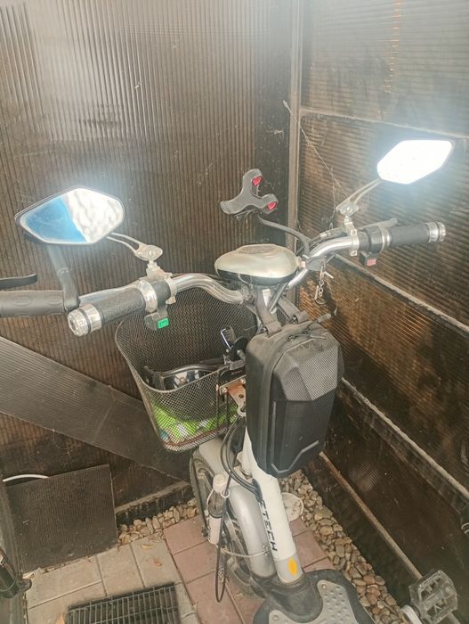 Scuter electric cu pedale