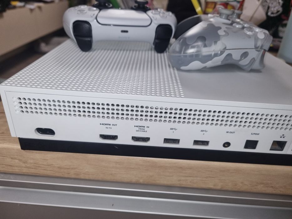 Xbox one s работещ с две игри и два контролера