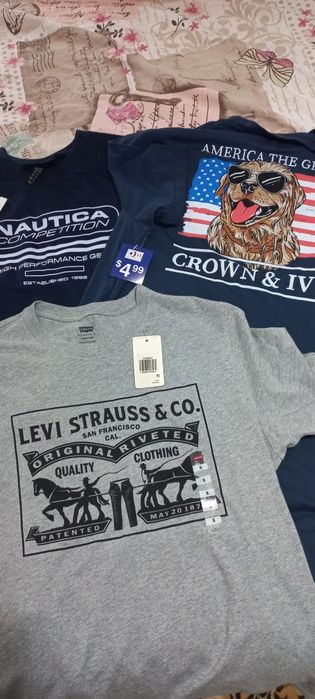 Se vând trei tricouri.