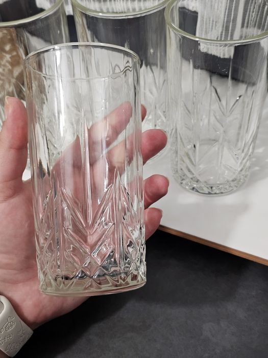 Vand Set 4 pahare din sticlă groasă și foarte rezistentă.