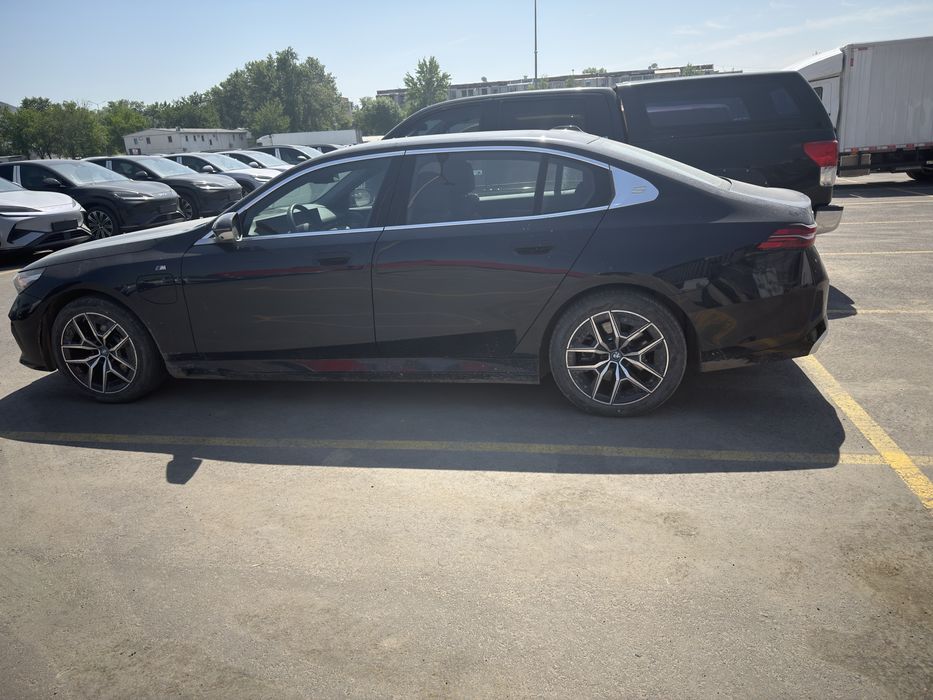 Naht vaNasiya savdo BMW i5 40L M-Sport 2025