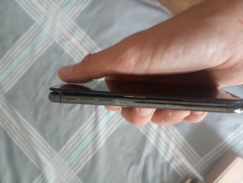 Продам iPhone X.