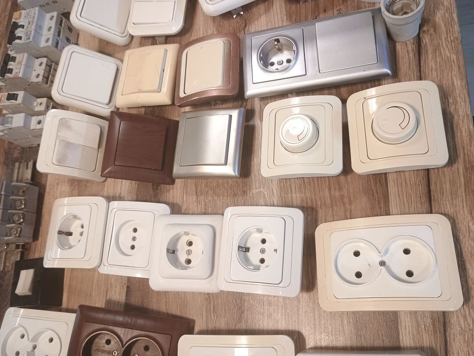 Lot întrerupătoare și prize,siguranțe automate ,spoturi