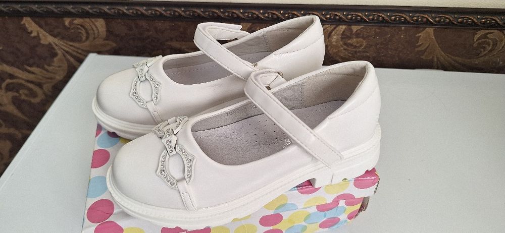 2 пары туфлей на девочку