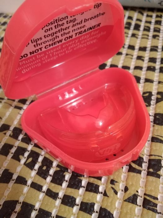 Продам трейнеры красный