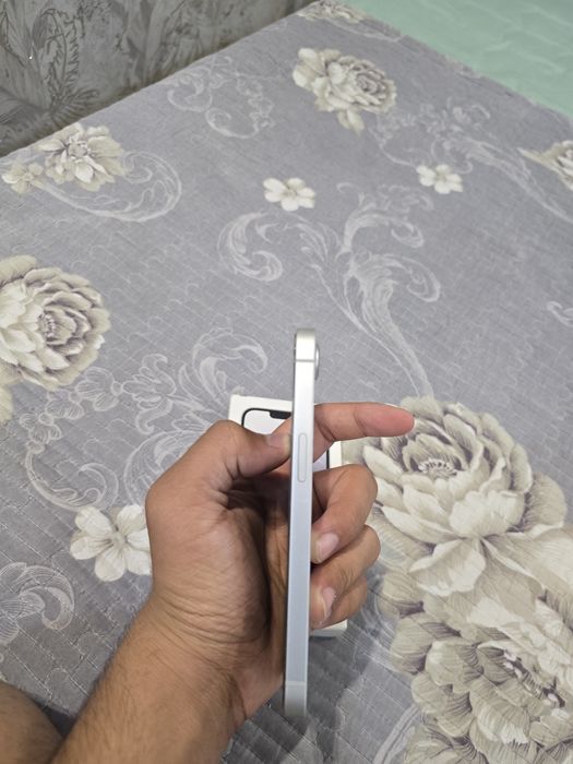IPhone 16e 99% white