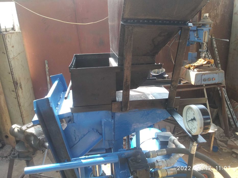 Продам   гидравлический  станок кирпича