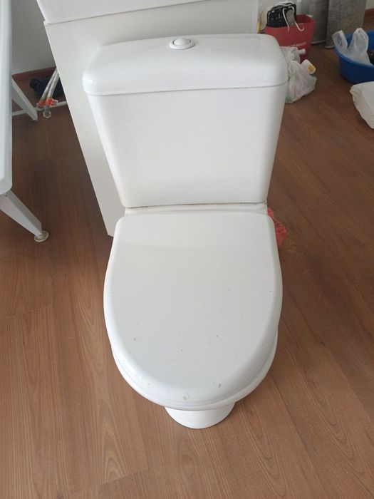 Унитаз не новый.