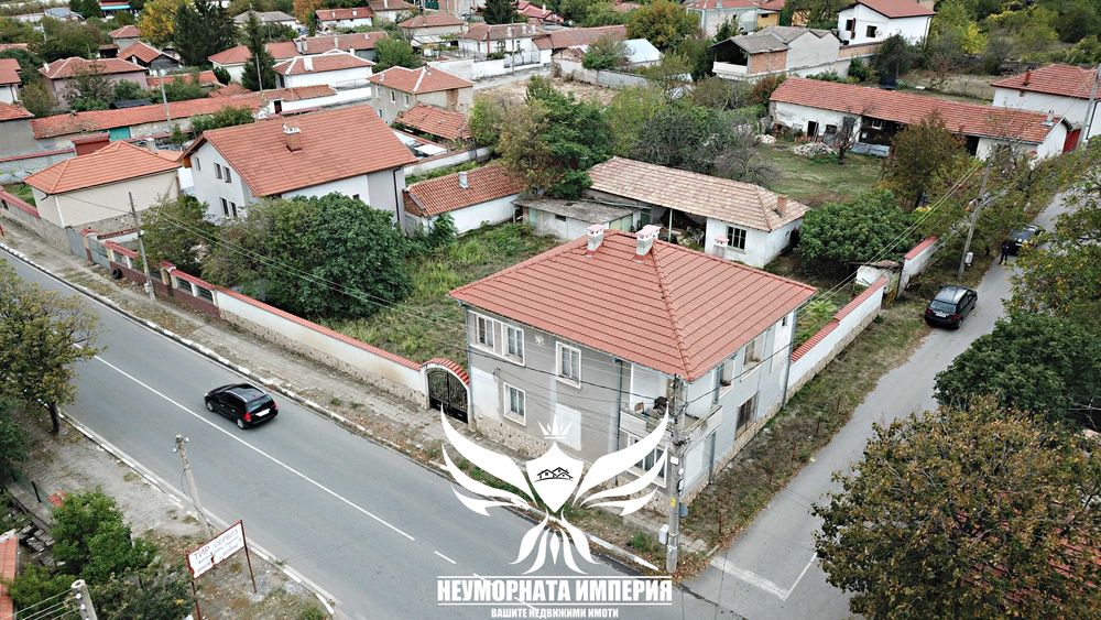 Продавам двуетажна къща с постройки 280РЗП с 900кв двор село Червен