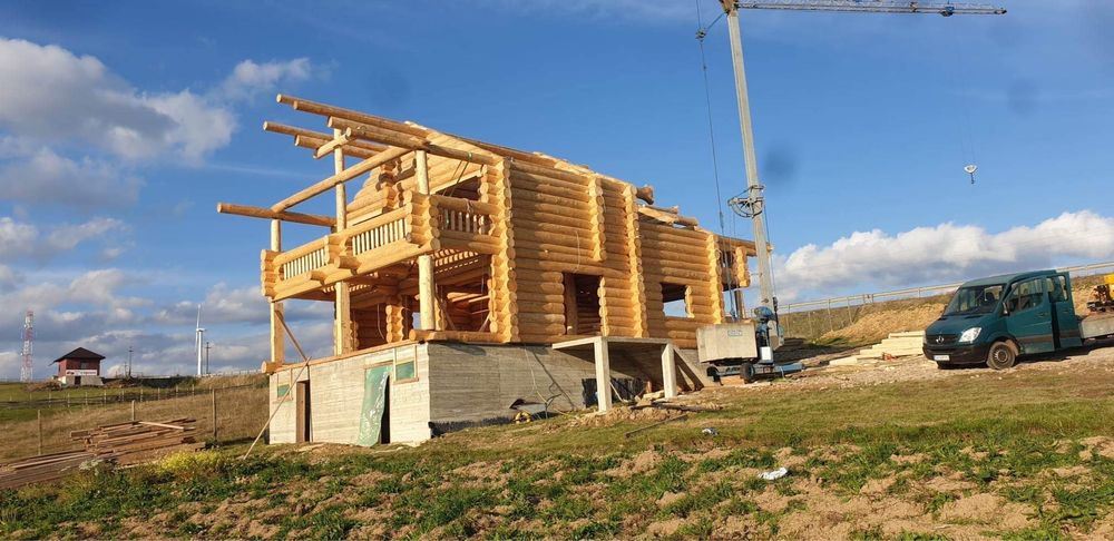 Case și foișoare din busteni lemn rotund