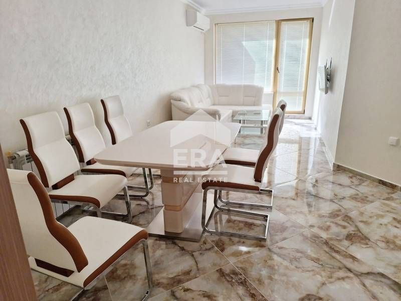 Обзаведен двуспален апартамент в стария град, на 200 м от морето