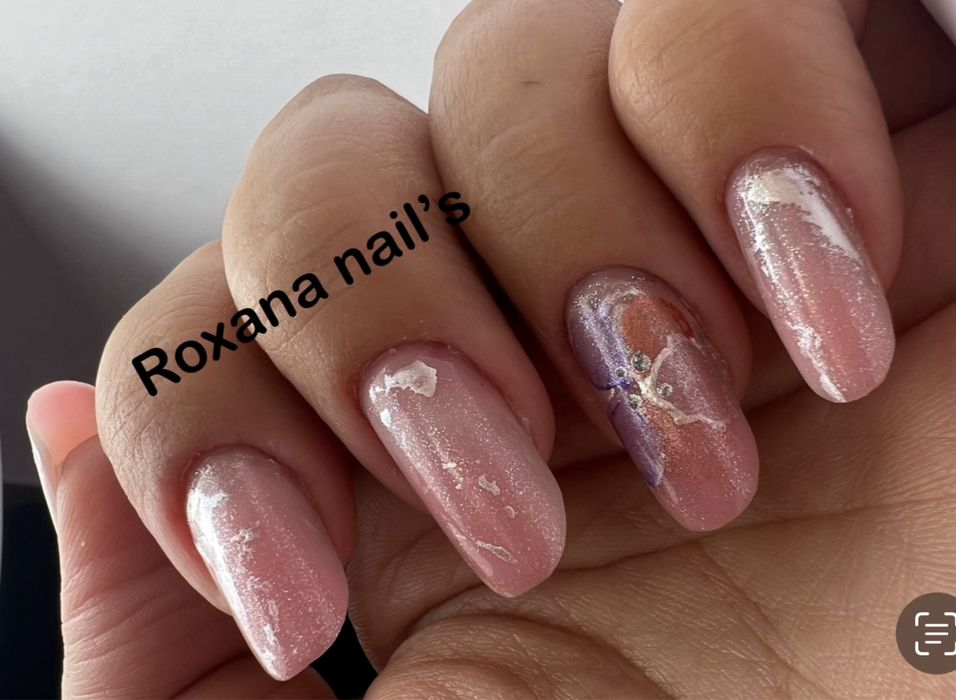 Unghii cu gel , semipermanenta , tips reutilizabil.