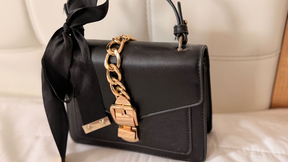 Черна дамска чанта с панделка