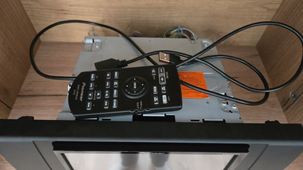 Pioneer avh 8700bt Clarion Vz402e cd player single din usb dvd