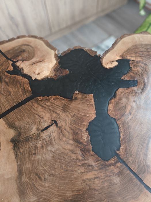 Măsuță de cafea din blat de nuc și rășină epoxidică