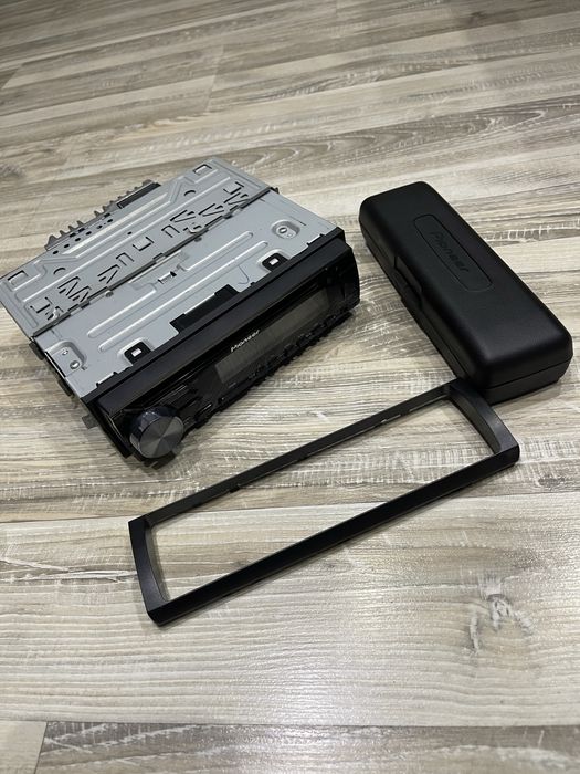 Продавам CD/MP3 плейър за кола Pioneer DEH-3900BT