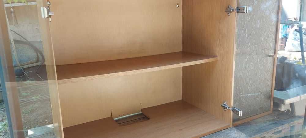 Шкаф - витрина за стена