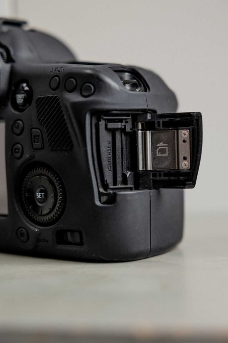 Полнокадровый Canon EOS 6D Mark I (Body)
