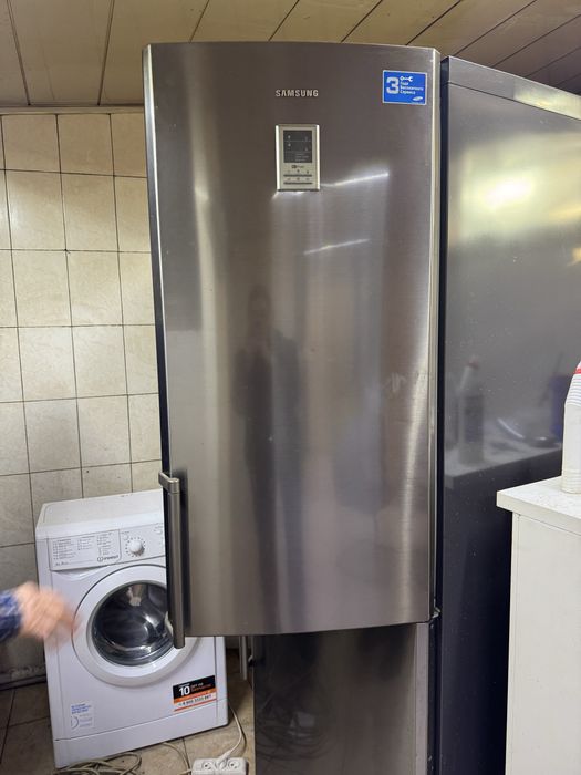 Холодильник Samsung