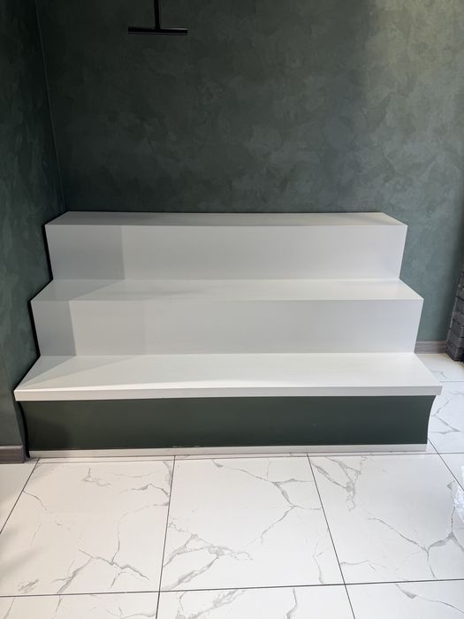 Витрина, этажерка, обордурлвание для магазина.