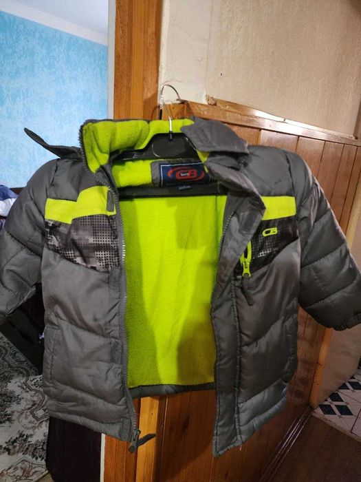 Продам детскую куртку.Теплая