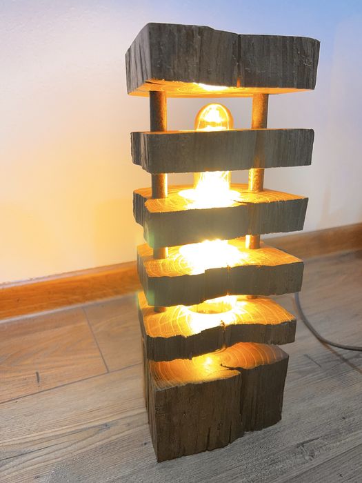 Lampa ( veioza) din lemn masiv vechi