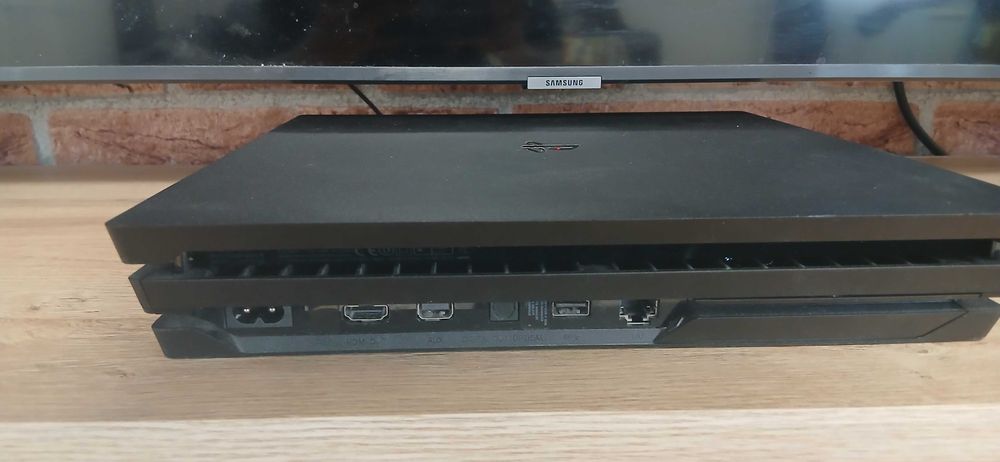 PS4 pro с два контролера и станция за зареждане