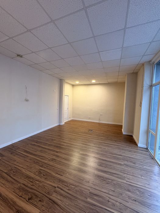 Spațiu comercial de inchiriat - 60 mp - vitrină la stradă - Brezoi