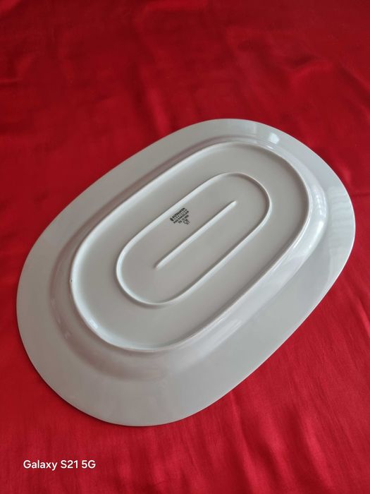 Порцеланови чинии и плата