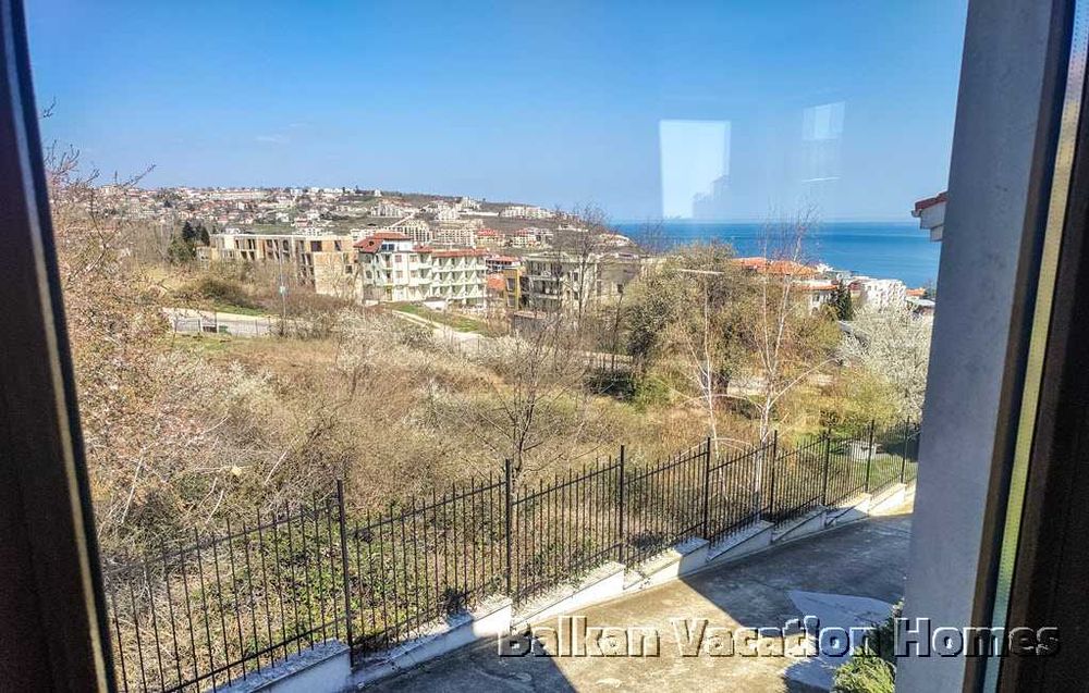 Триетажна къща близо до плажа в Бяла