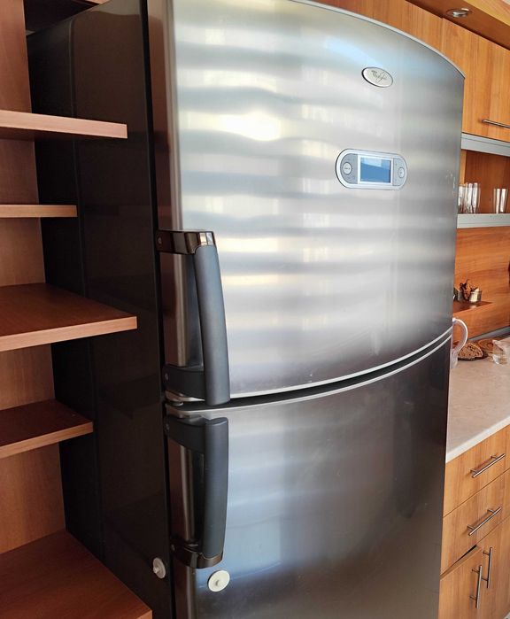 Голям хладилник Whirpool с проблем