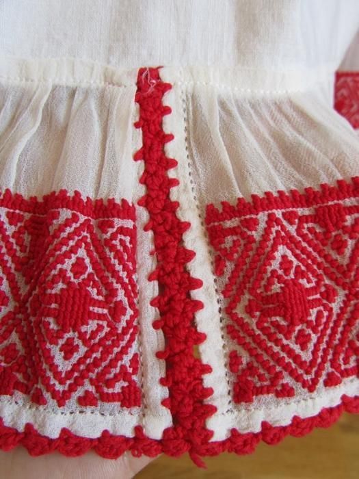 ie și poale cusute pe marchizet cu fir de bumbac de culoare roșie.