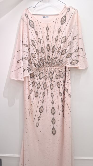 Платья всего один раз одевала