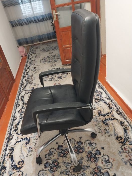 Офисное кресло кожанное