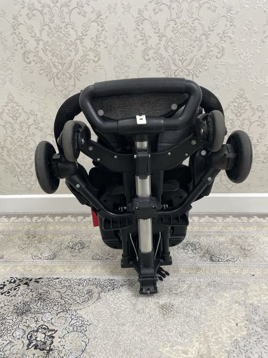 Коляска легкая, быстро собирается