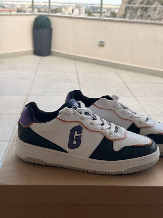 Продавам нови кецове GAP