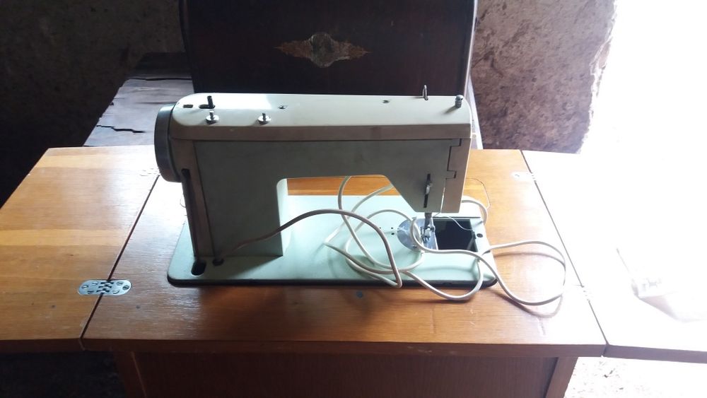 Vand mașina de cusut Veronica