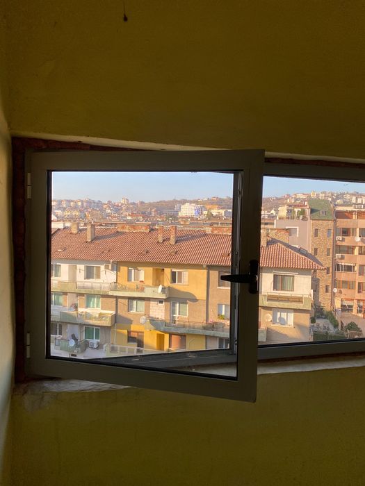 Продавам прозорец от сива алуминиева дограма 380лв.