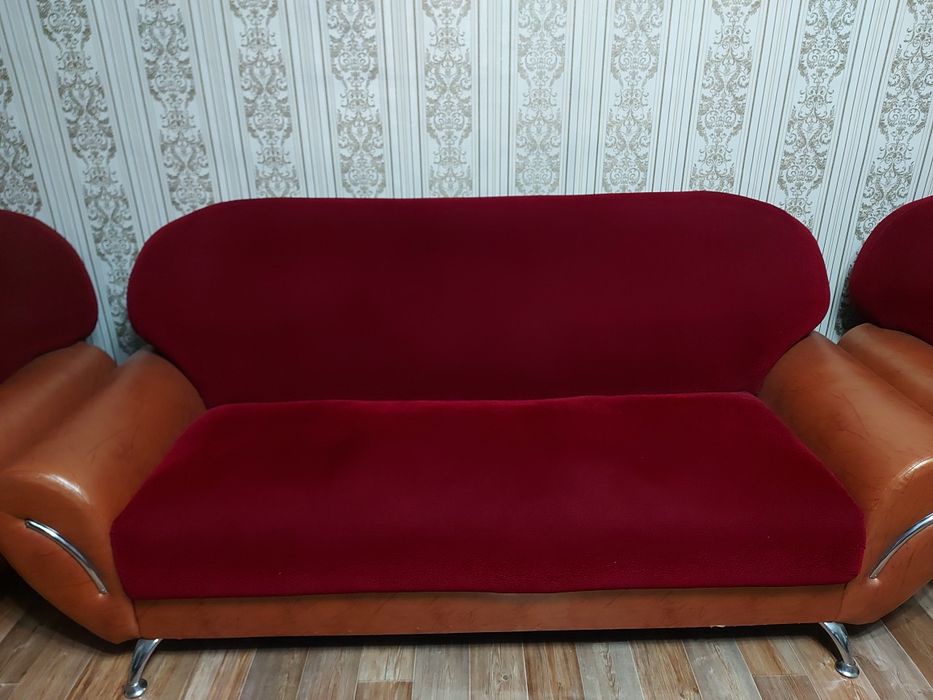 Продаётся диван с двумя креслами