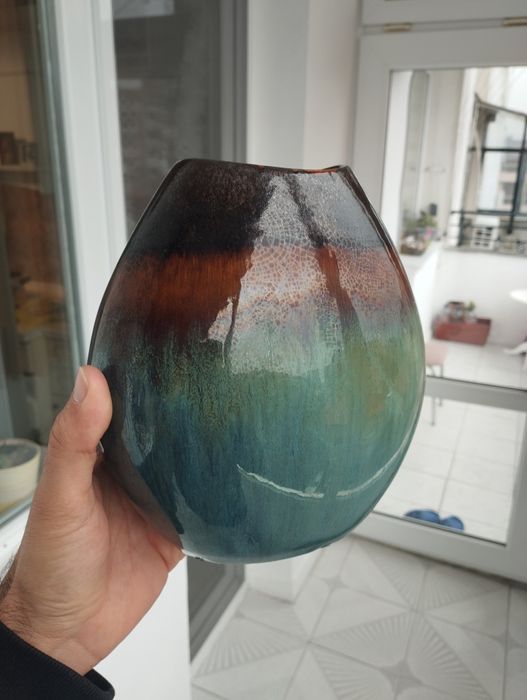 Много красива малка ваза