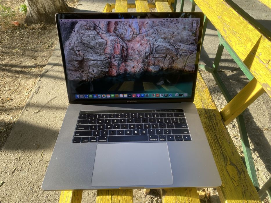 Macbook Pro ( 16 GB RAM, 1 TB SSD )
