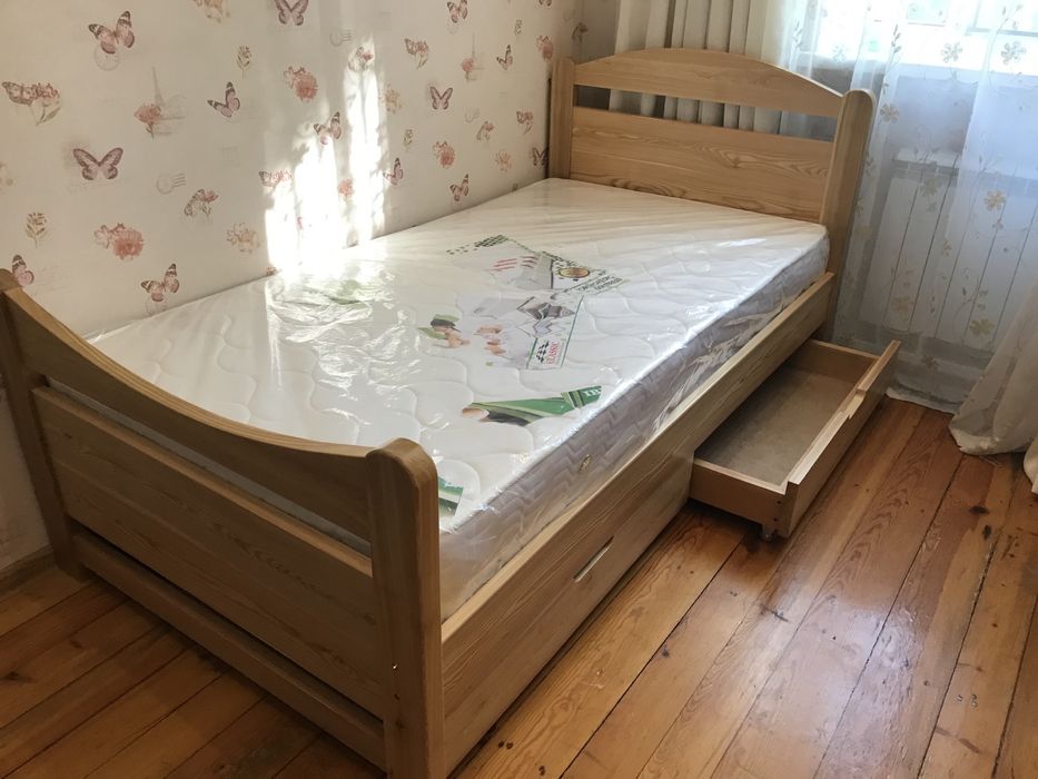 Продается односпальный кровать из дерева твердый пароди