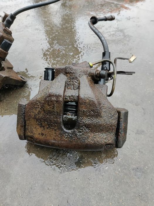 Etrieri cu calareti Etrier fata Seat Exeo motor 2.0 CAH 8569