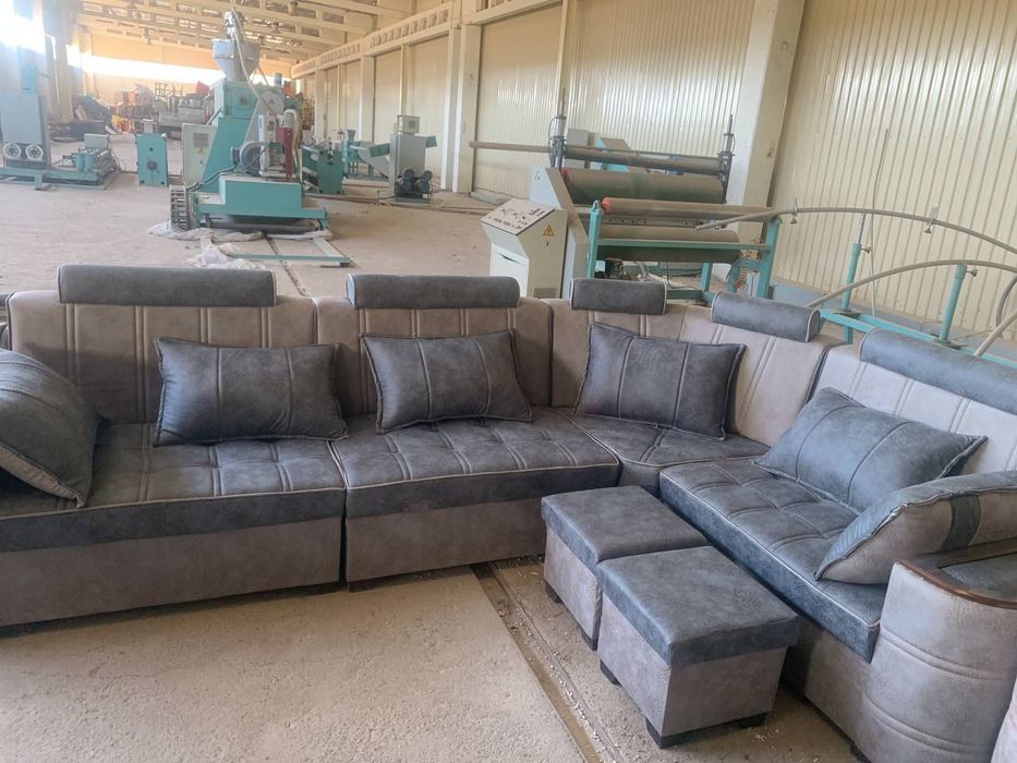 Гостиные уголки с пуфиками