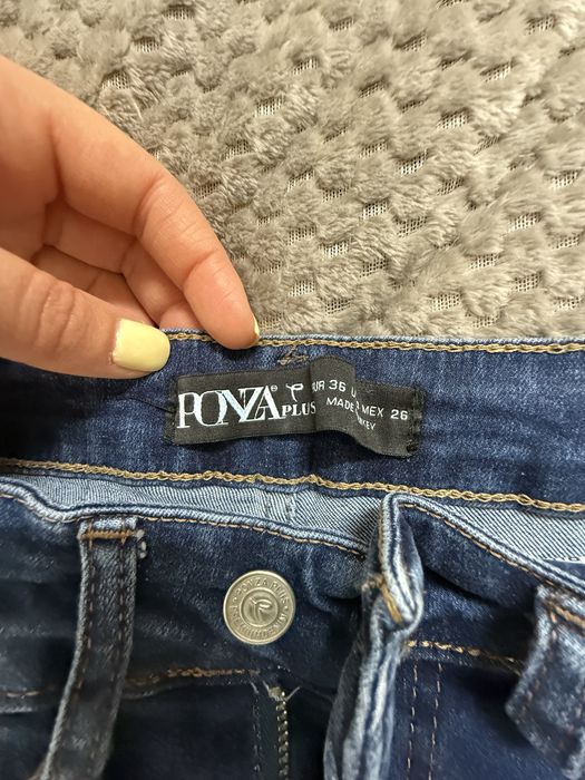 Blugi evazați și despicați pe părțile laterale