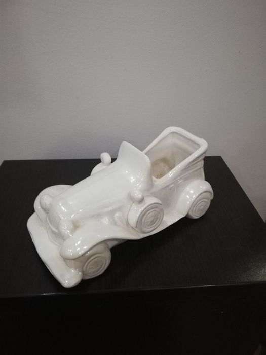 Много красива и различна ретро кола от керамика.